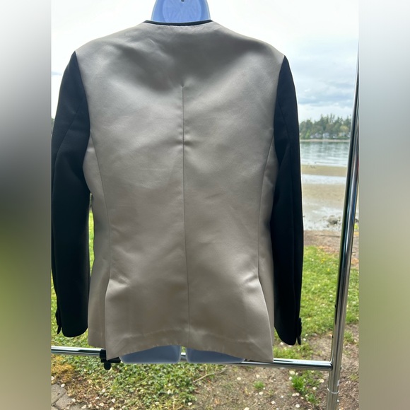 81.PHILLIP LIM Beige Tuxedo Jacket with Contrast Black Collar & Sleeves
Size:8 - Picture 3 of 17